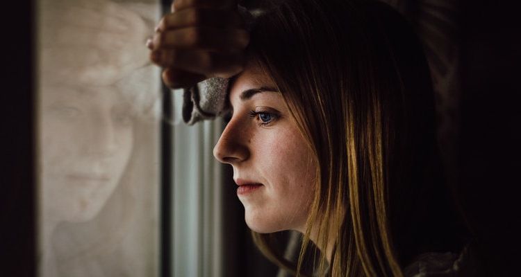 7 Hal yang Selalu Melekat di Pikiran Overthinker dan Cara Mengubahnya