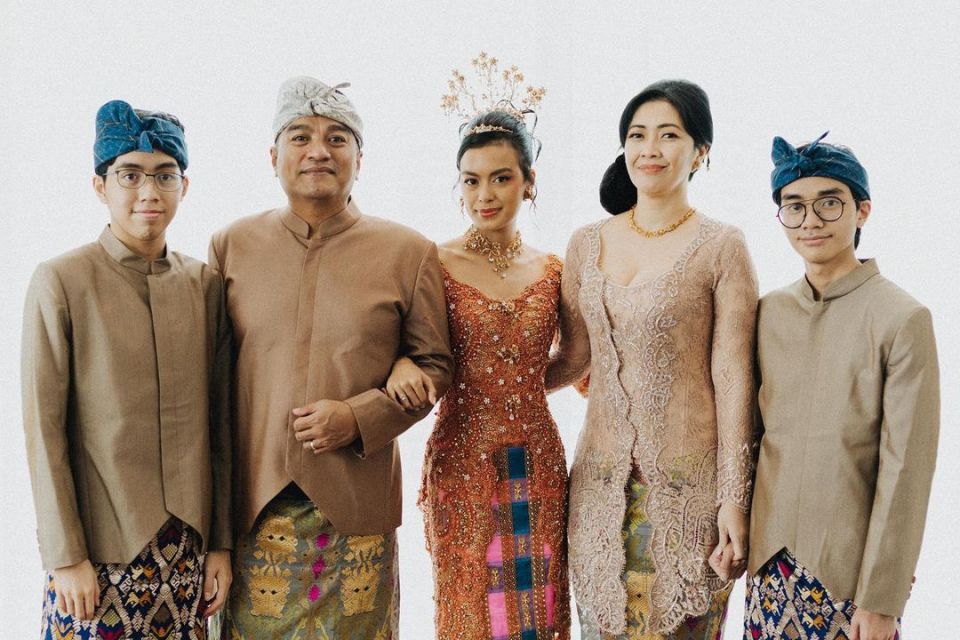 Detail Pernikahan Eva Celia dan Demas Narawangsa, Busananya Unik dan Elegan