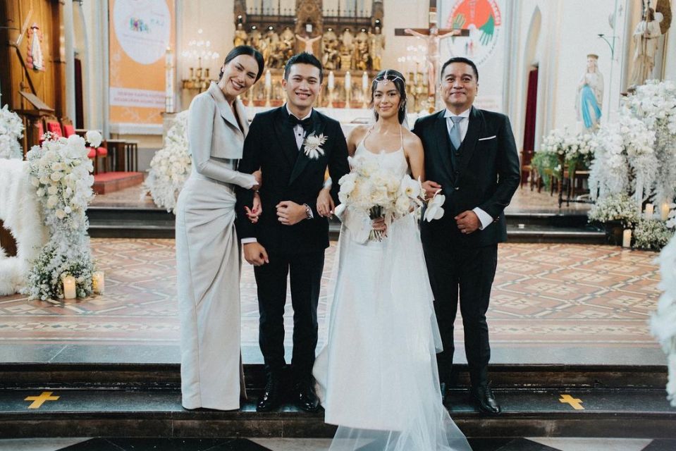 Detail Pernikahan Eva Celia dan Demas Narawangsa, Busananya Unik dan Elegan