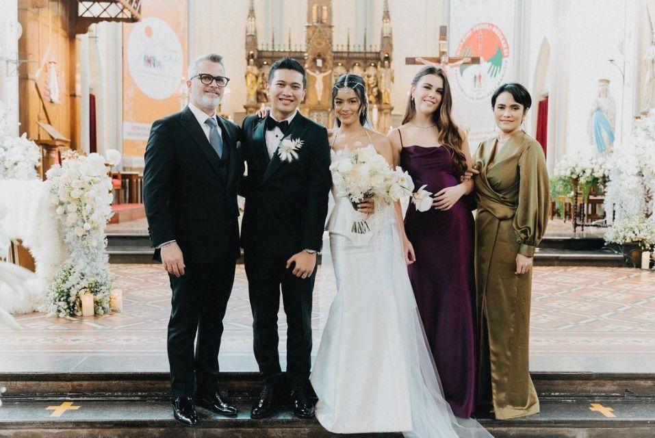 Detail Pernikahan Eva Celia dan Demas Narawangsa, Busananya Unik dan Elegan
