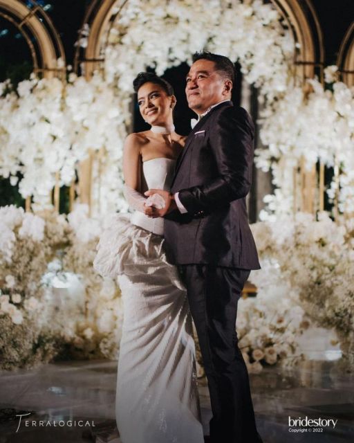 Detail Pernikahan Eva Celia dan Demas Narawangsa, Busananya Unik dan Elegan