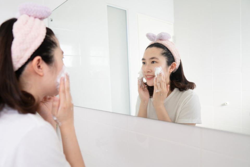 Cara Pakai Cleansing Oil yang Benar untuk Tumpas Minyak Wajah 15 cara memakai cleansing oil