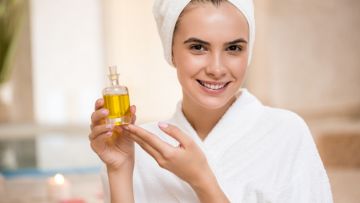 Cara Pakai Cleansing Oil yang Benar untuk Tumpas Minyak Wajah