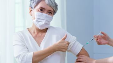 5 Tips Mendampingi Lansia Saat Melakukan Vaksinasi COVID-19