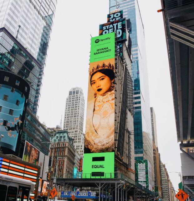 Wajah Isyana Sarasvati Terpampang di Times Square New York, Bikin Bangga!
