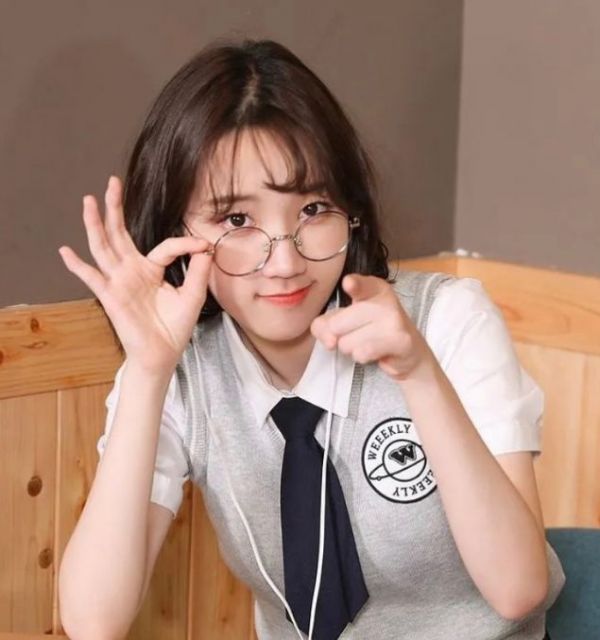 Intip Gaya Jiyoon yang Putuskan Hengkang dari Weeekly Akibat Gangguan Kesehatan