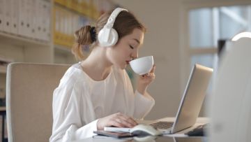 Kamu Susah Terbuka Sama Orang Lain? Yuk Coba Curhat dengan Mendengarkan Lagu-Lagu