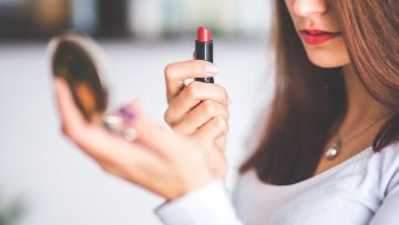 Kenali 4 Ciri-ciri Lipstik Kadaluwarsa yang Kadang Nggak Disadari