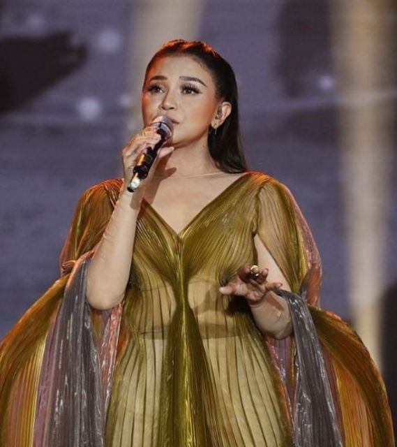 Penampilan Rossa di Konser 25 Tahun Berkarya, Pakai Gaun Fashion Designer Kelas Dunia