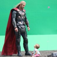 Chris Hemsworth Bagikan Fotonya Ditemani Syuting sang Putri Kini dan 11 Tahun Lalu