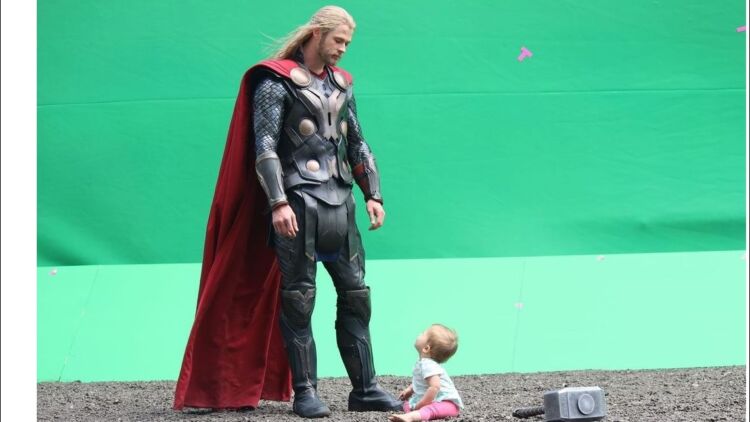 Chris Hemsworth Bagikan Fotonya Ditemani Syuting sang Putri Kini dan 11 Tahun Lalu