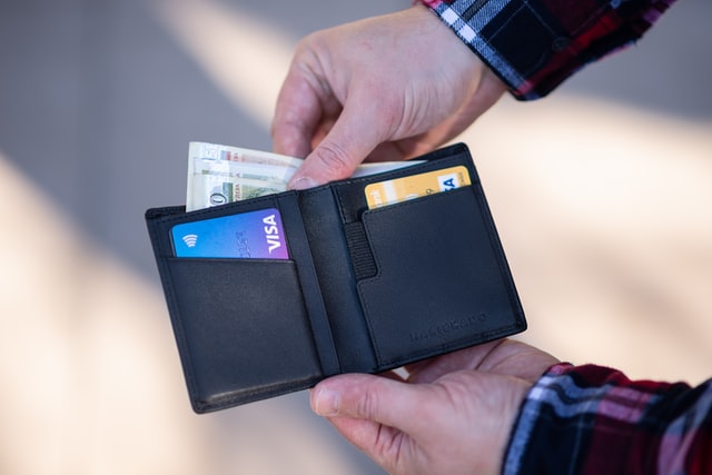 Bergaya sesuai isi dompet / Photo by Emil Kalibradov via Unsplash