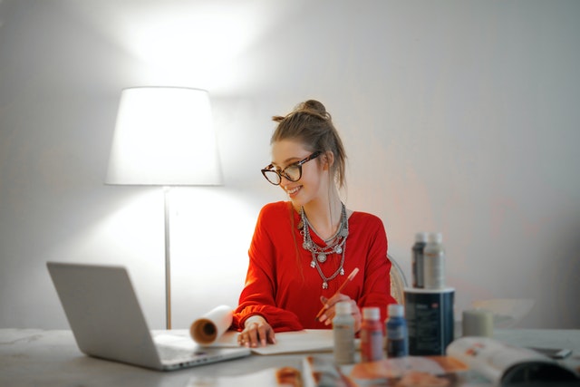 Cari inside job sebagai freelancer / Photo by Andrea Piacquadio via Pexels