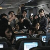 Review Film Emergency Declaration: Pertarungan Hidup dan Mati Penumpang Pesawat Melawan Virus Mematikan