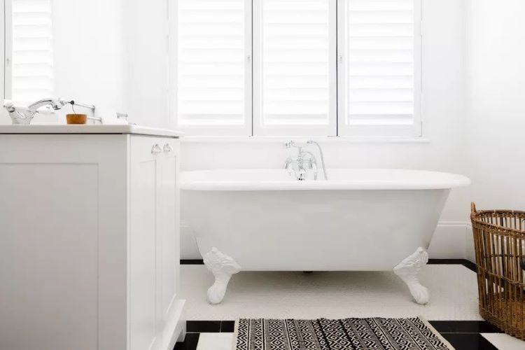 5 Inspirasi Kamar Mandi dengan Bathtub, Bikin Betah Berendam! 1 Sumber: The Spruce