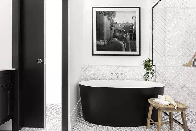5 Inspirasi Kamar Mandi dengan Bathtub, Bikin Betah Berendam! 2 Sumber: MyDomaine