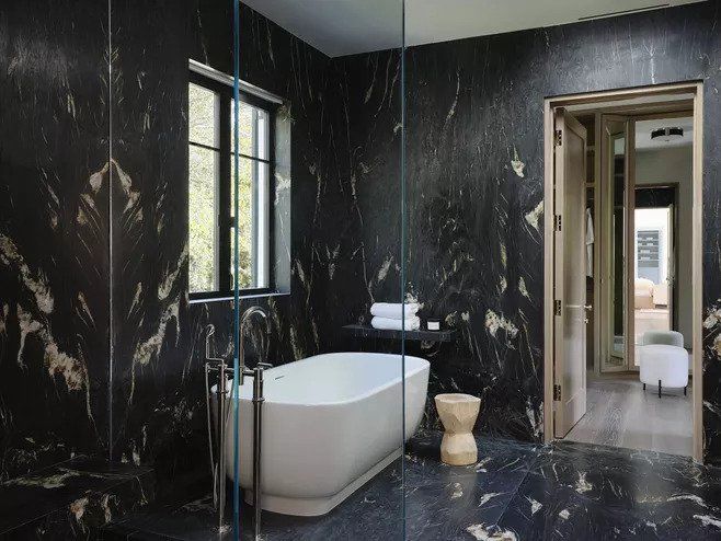 5 Inspirasi Kamar Mandi dengan Bathtub, Bikin Betah Berendam! 3 Sumber: MyDomaine