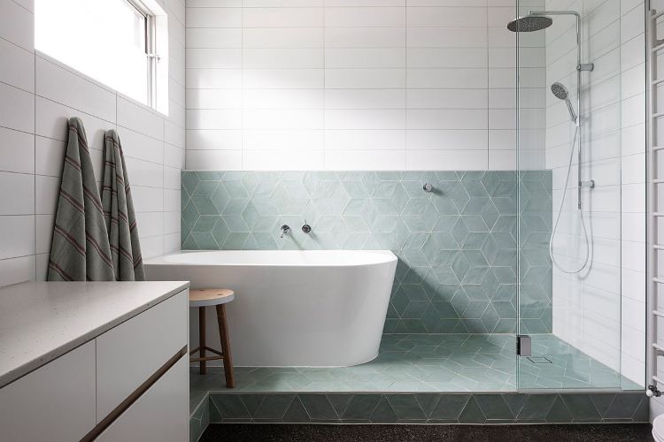 5 Inspirasi Kamar Mandi dengan Bathtub, Bikin Betah Berendam! 5 Sumber: Decoist
