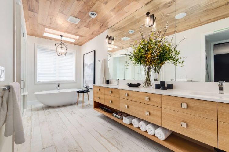 5 Inspirasi Kamar Mandi dengan Bathtub, Bikin Betah Berendam! 4 Sumber: Decor Snob