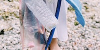 Foto oleh Daria Shevtsova: https://www.pexels.com/id-id/foto/orang-memegang-botol-plastik-dan-selang-1201589/