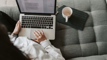 Suka Duka Jadi Ghost Writer. Bayarannya Menggiurkan, tetapi Risikonya Tidak Terkenal