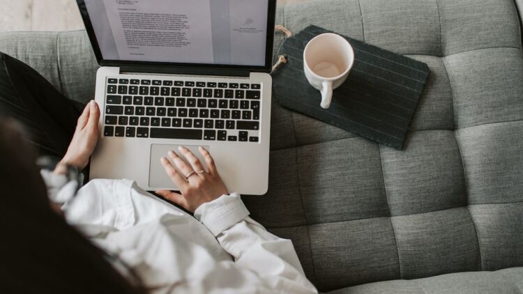 Suka Duka Jadi Ghost Writer. Bayarannya Menggiurkan, tetapi Risikonya Tidak Terkenal