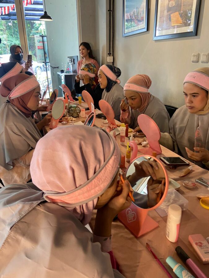 Kolaborasi dengan Area 9 Coffee, Emina Cosmetics Bekasi Adakan Beauty Class Bareng MUA Eria Alina