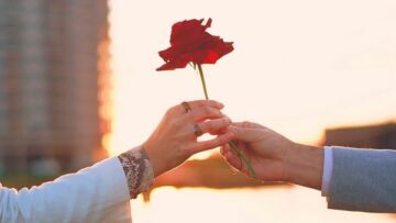 11 Cara Sederhana Mengungkap Rasa Cinta Seorang Suami kepada Istrinya