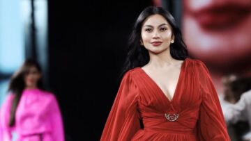 Ariel Tatum Kenang Perjuangan Mencintai Diri Sendiri Saat Catwalk di Paris Fashion Week