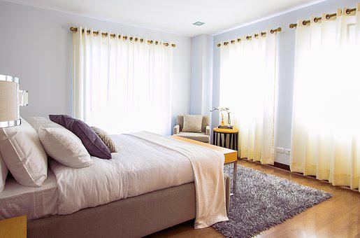 Membersihkan kamar