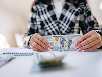 Foto oleh Yan Krukov: https://www.pexels.com/id-id/foto/tangan-uang-memegang-kas-7691665/