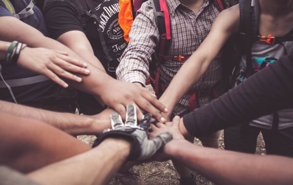 Orang-orang yang Melakukan Sorakan Tangan by Dio Hasbi Saniskoro on Pexels.com
