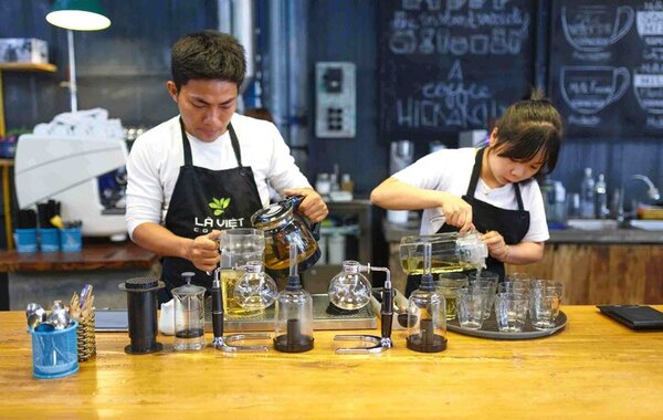 Pria dan Wanita Berdiri Sambil Memegang Pitcher by Quang Nguyen Vinh on Pexels.com