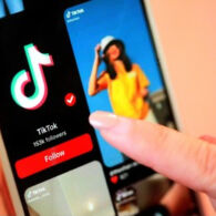Asiknya Generasi Milenial Scrolling TikTok Sampai Lupa Segalanya