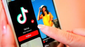Asiknya Generasi Milenial Scrolling TikTok Sampai Lupa Segalanya
