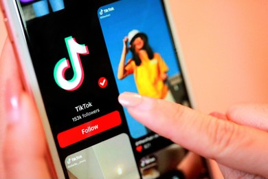 Asiknya Generasi Milenial Scrolling TikTok Sampai Lupa Segalanya