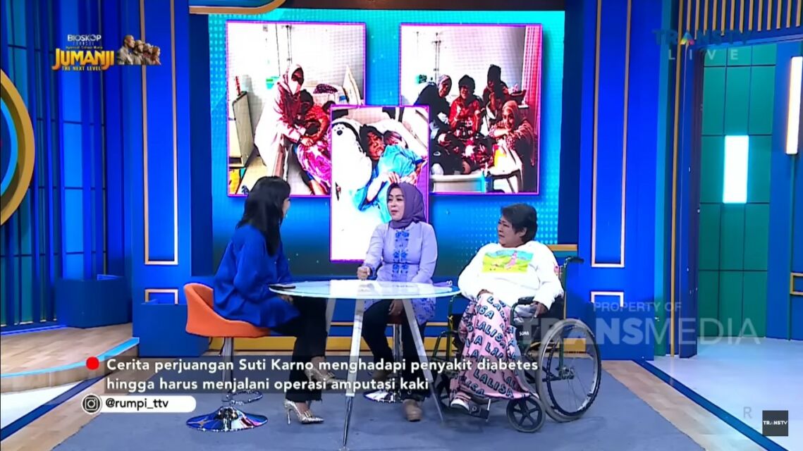 Suti Karno menggunakan kursi roda