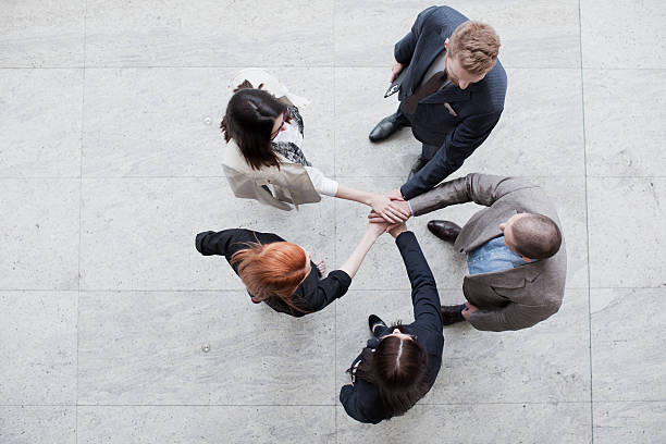 Mencoba Percaya Kepada Orang Lain (istockphoto.com)