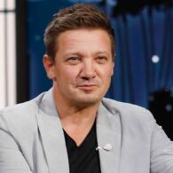 Jeremy Renner Unggah Foto dari Rumah Sakit Usai Kecelakaan, Wajah Masih Bengkak dan Memar