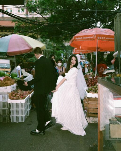 7 Potret Unik Pre-wedding Julian Jacob dan Mirriam Eka di Pasar Tradisional, Usung Konsep Retro