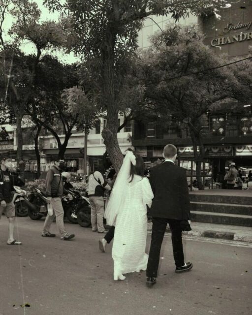7 Potret Unik Pre-wedding Julian Jacob dan Mirriam Eka di Pasar Tradisional, Usung Konsep Retro
