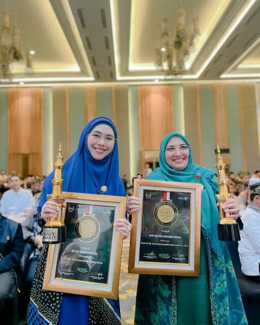 Aktif Berdakwah, Oki Setiana Dewi Raih Penghargaan Dai Influencer dan Inovatif