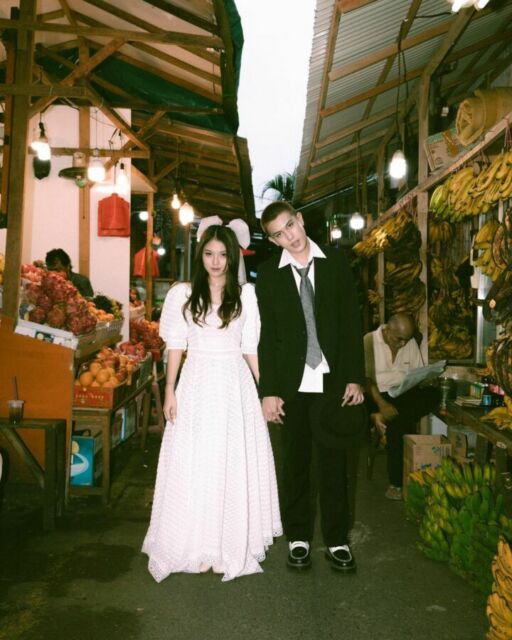 7 Potret Unik Pre-wedding Julian Jacob dan Mirriam Eka di Pasar Tradisional, Usung Konsep Retro