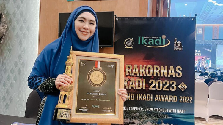 Aktif Berdakwah, Oki Setiana Dewi Raih Penghargaan Dai Influencer dan Inovatif