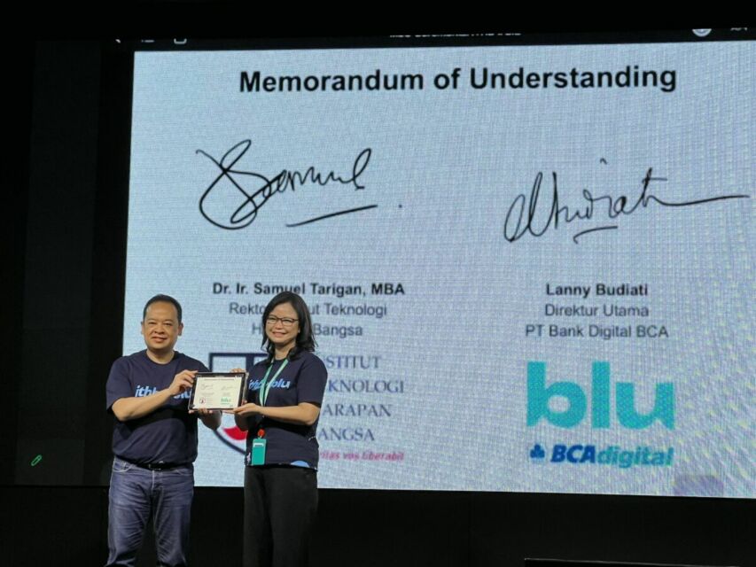 Blu by BCA Digital Umumkan Resmi Berkolaborasi Bersama ITHB 4 Rektor ITHB bersama Direktur Utama blu by BCA Digital / Foto: Dok. blu