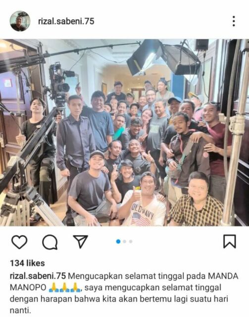 Amanda Manopo foto bersama kru Ikatan Cinta
