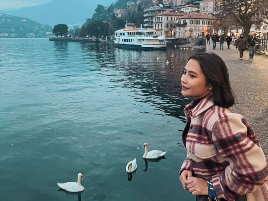 Prilly Latuconsina di tepi danau