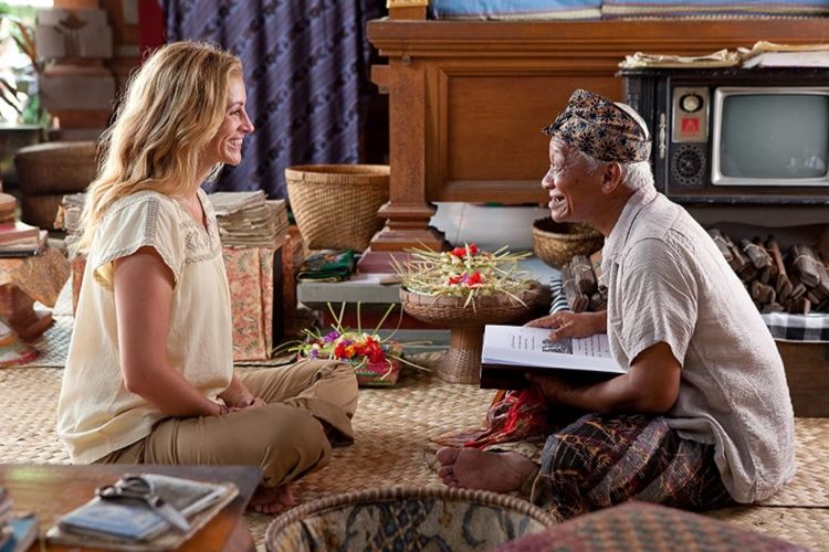 Julia Roberts dan Ketut dalam Film Eat, Pray, Love via iMDB