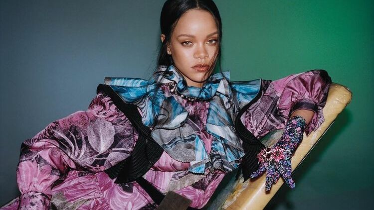 Tampil di Panggung Super Bowl, Rihanna Diketahui Hamil Anak Ke-2. Perut Buncitnya Jadi Sorotan