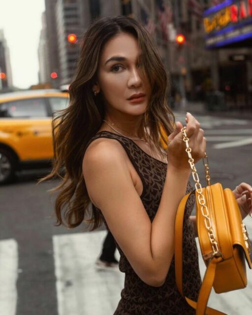 Luna Maya Ogah Pusing Bila Ada Laki-laki yang Minder Dekati Dia: Bukan Salah Gue! 6 Luna Maya Ogah Pusing Bila Ada Laki-laki yang Minder Dekati Dia: Bukan Salah Gue!